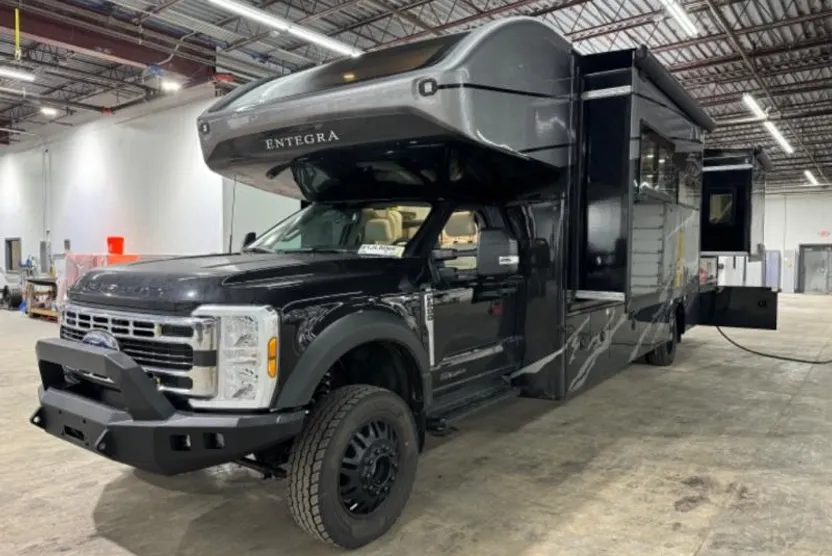 2024 Ford F-600 photo 1
