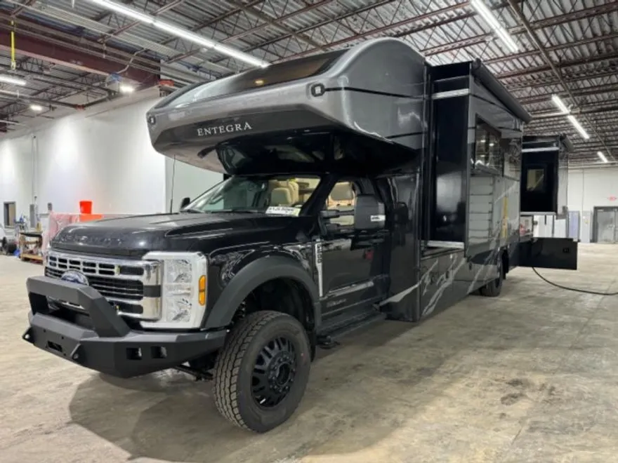 2024 Ford F-600 photo 1