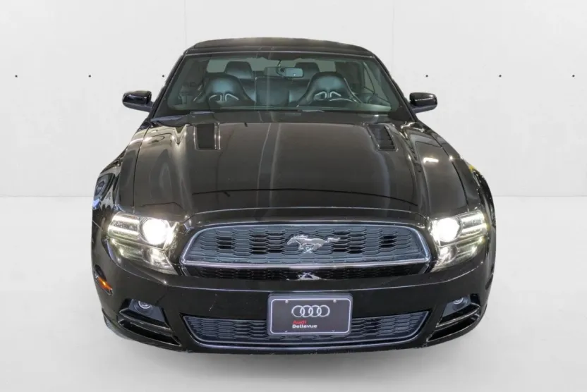 2013 Ford Mustang Convertible photo 1