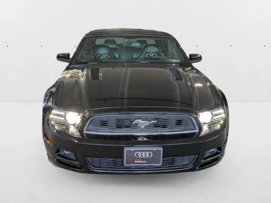 2013 Ford Mustang Convertible photo 1