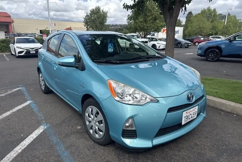 2013 Toyota Prius C photo 1