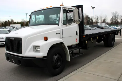 2000 Freightliner FL70 photo 3