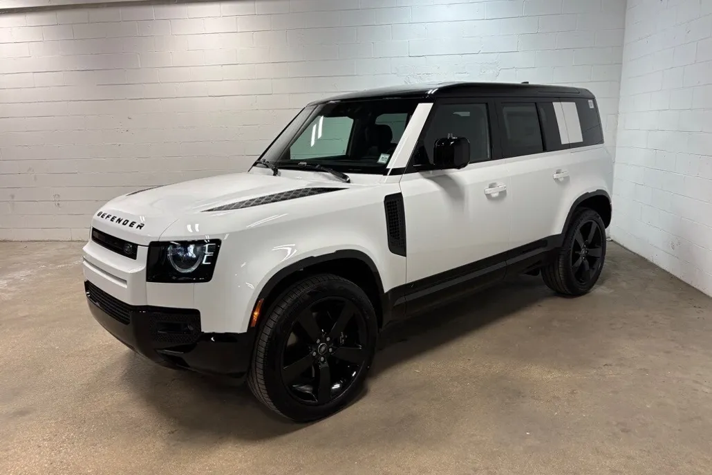2025 Land Rover Defender 110 V8 photo 1