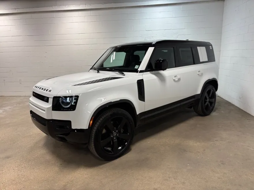 2025 Land Rover Defender 110 V8 photo 1