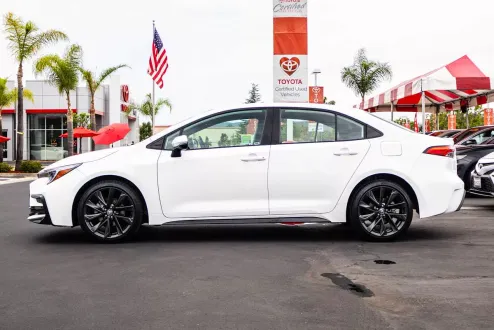 2024 Toyota Corolla SE photo 3