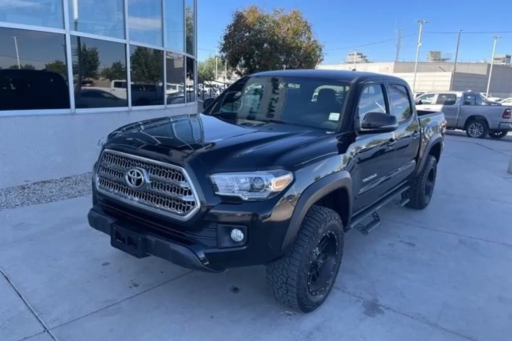 2017 Toyota Tacoma SR5 photo 1