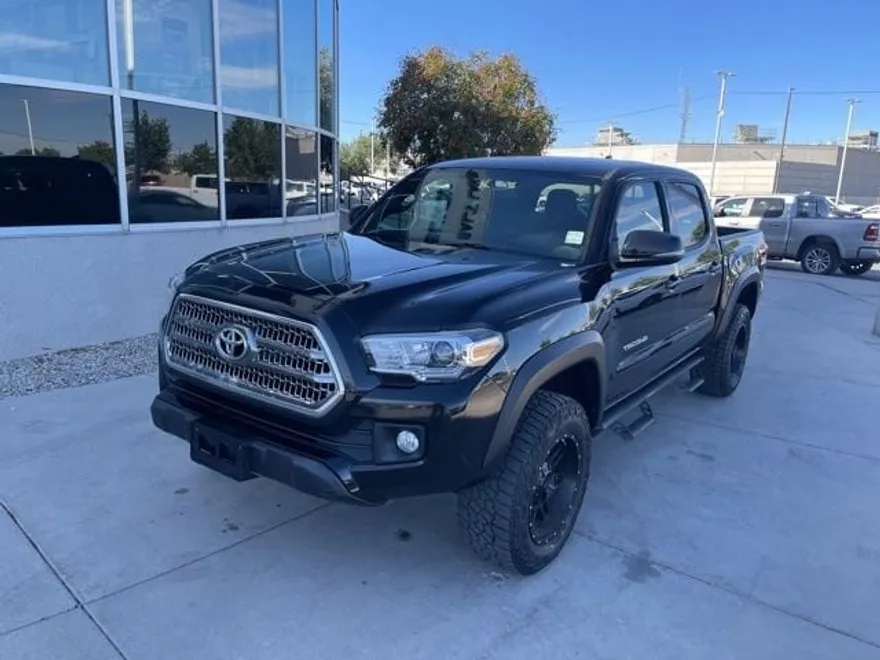 2017 Toyota Tacoma SR5 photo 1