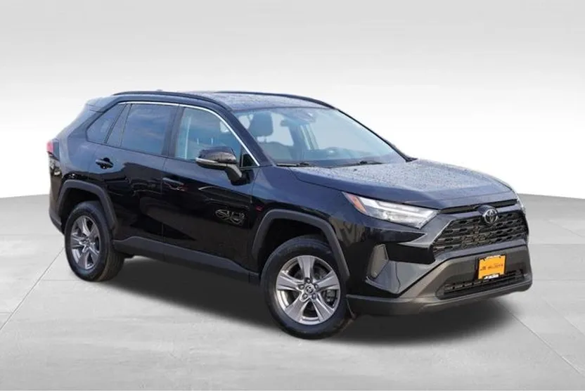 2022 Toyota RAV4 XLE photo 1