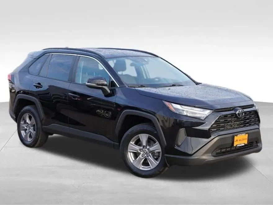 2022 Toyota RAV4 XLE photo 1