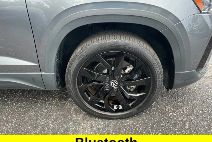 2022 Volkswagen Taos SE photo 1