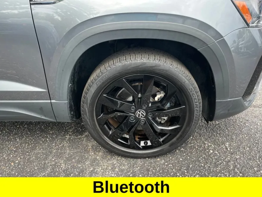 2022 Volkswagen Taos SE photo 1