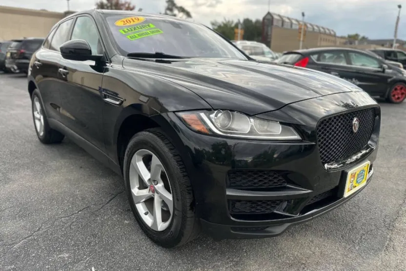 2019 Jaguar F-PACE Premium photo 1