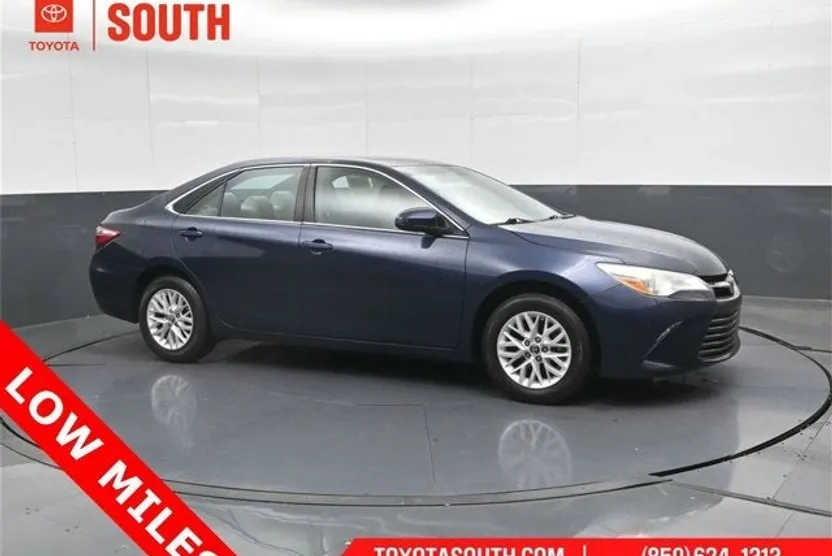 2016 Toyota Camry SE photo 1