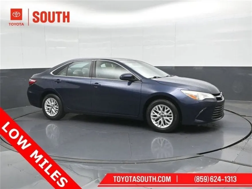 2016 Toyota Camry SE photo 1