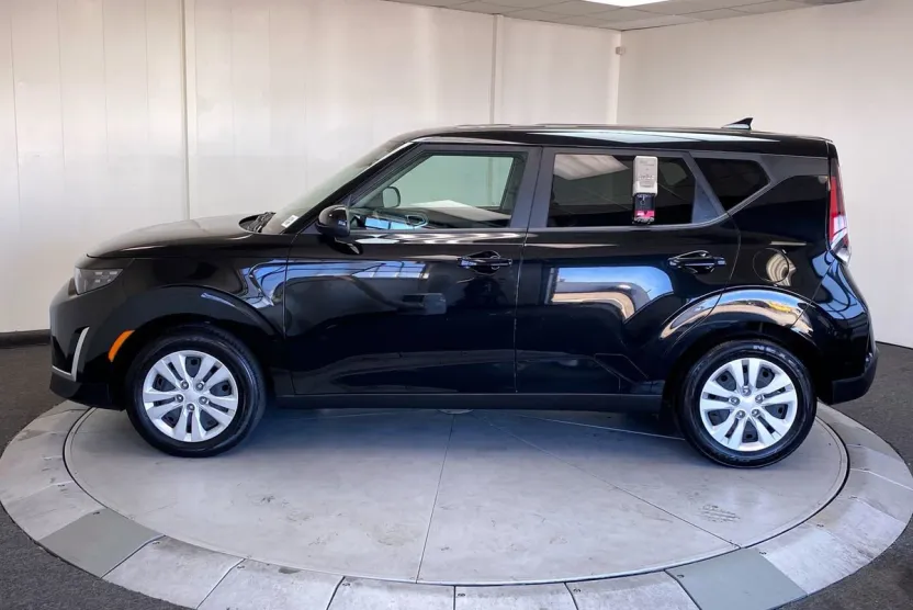 2023 Kia Soul LX photo 1