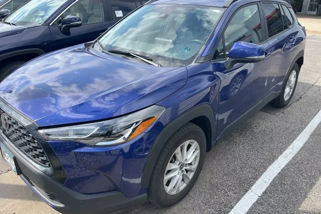 2022 Toyota Corolla Cross LE photo 1