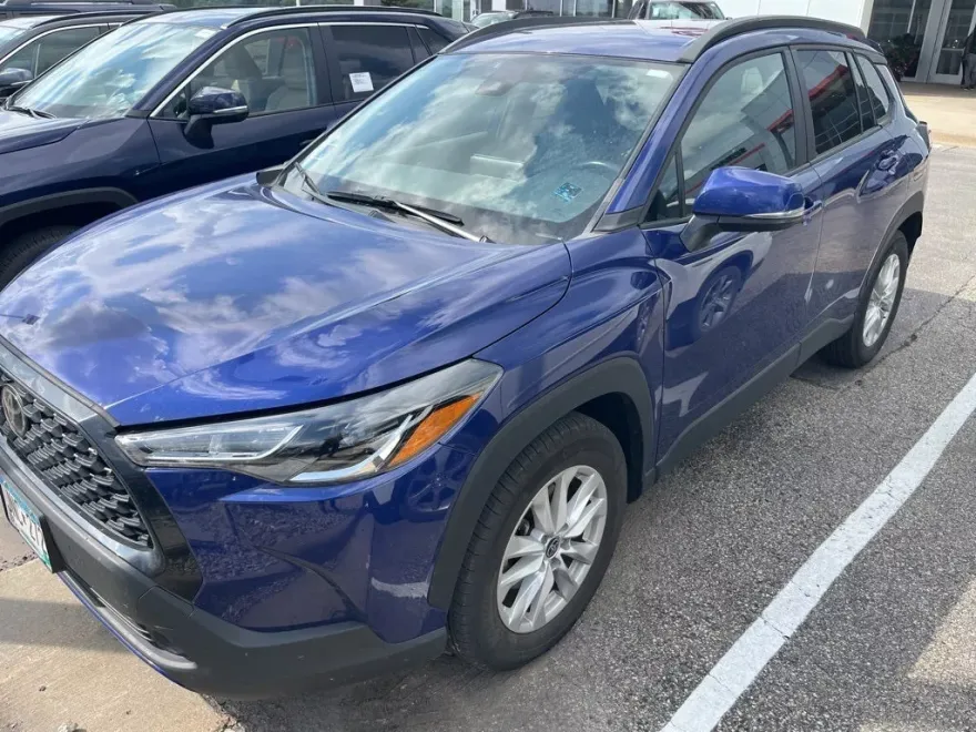 2022 Toyota Corolla Cross LE photo 1