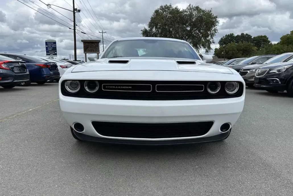 2016 Dodge Challenger SXT photo 1