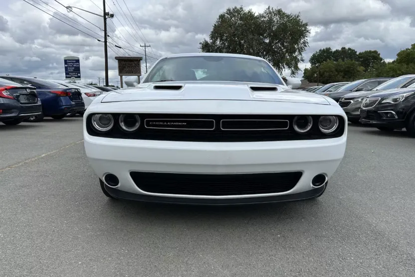 2016 Dodge Challenger SXT photo 1