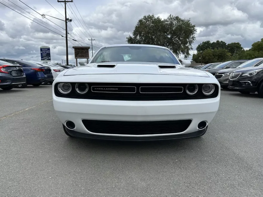 2016 Dodge Challenger SXT photo 1