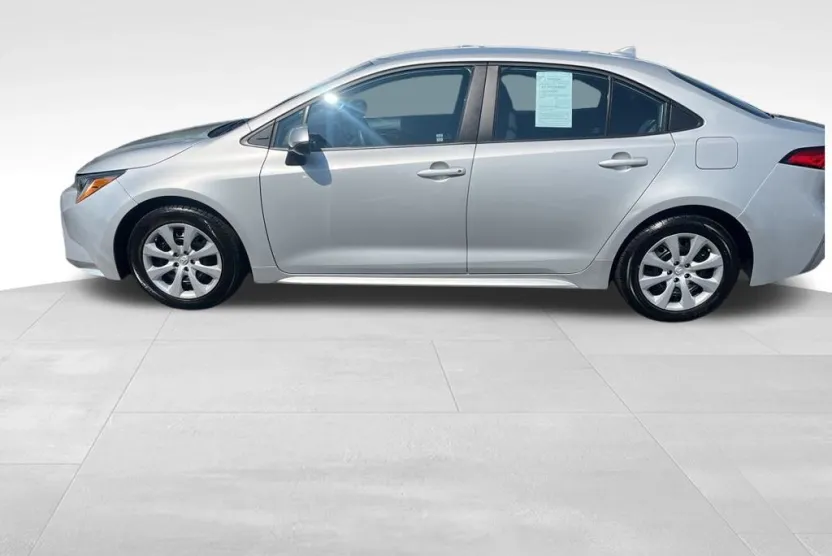 2022 Toyota Corolla LE photo 1