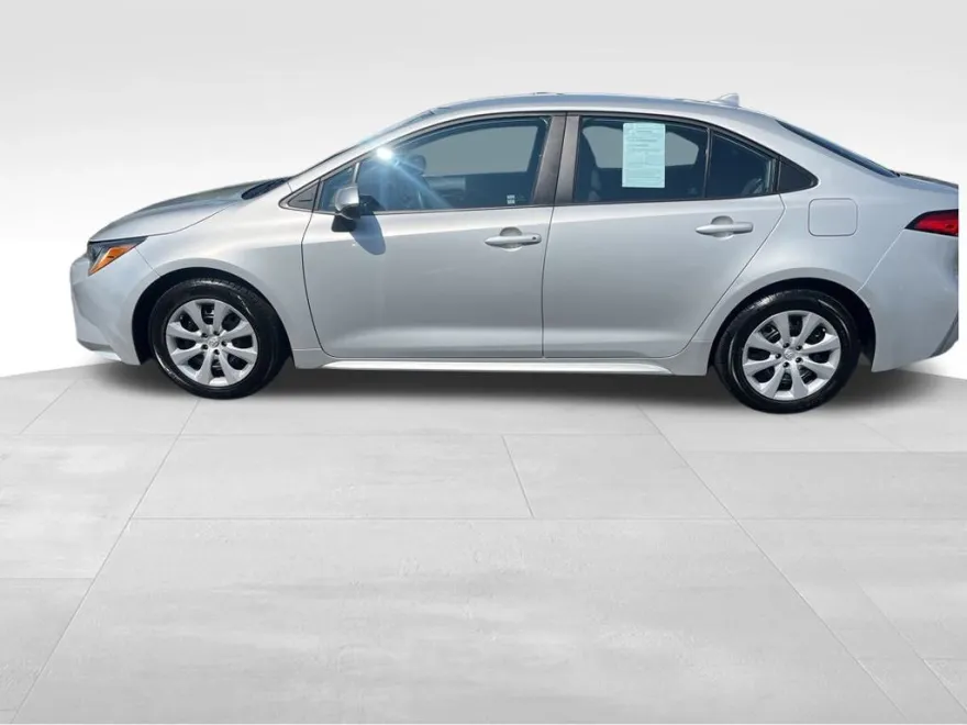 2022 Toyota Corolla LE photo 1