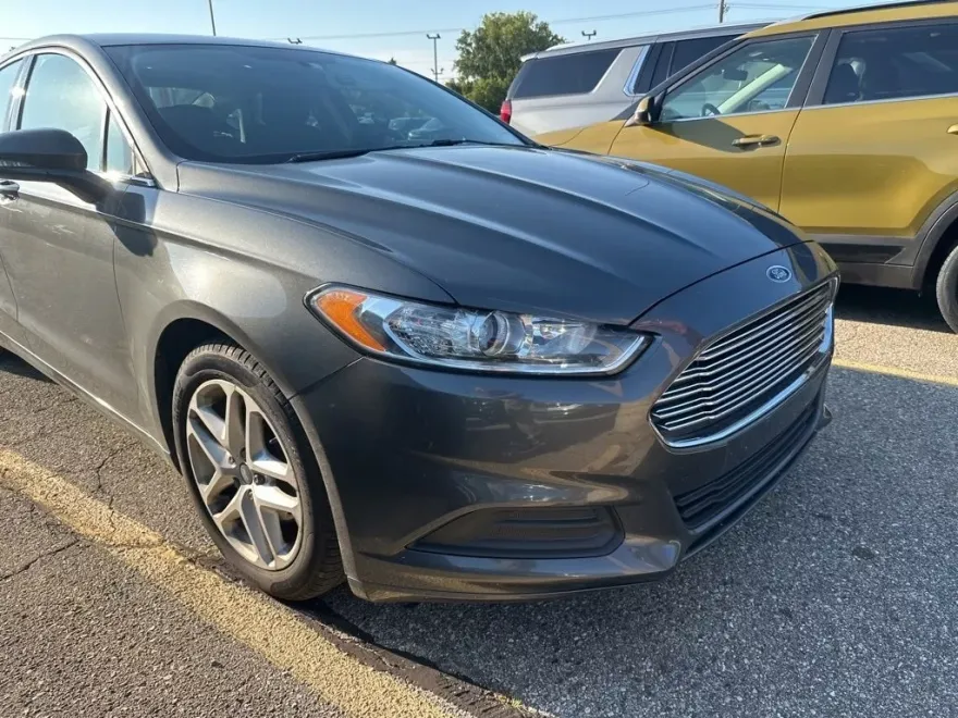 2016 Ford Fusion SE photo 1