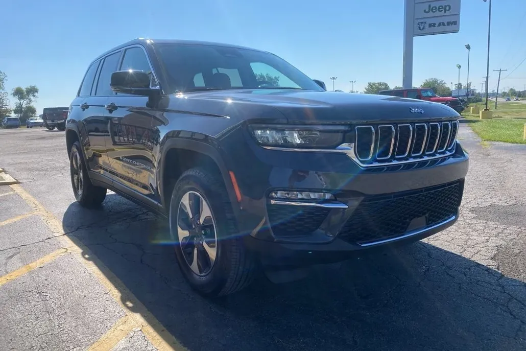 2023 Jeep Cherokee Base photo 1
