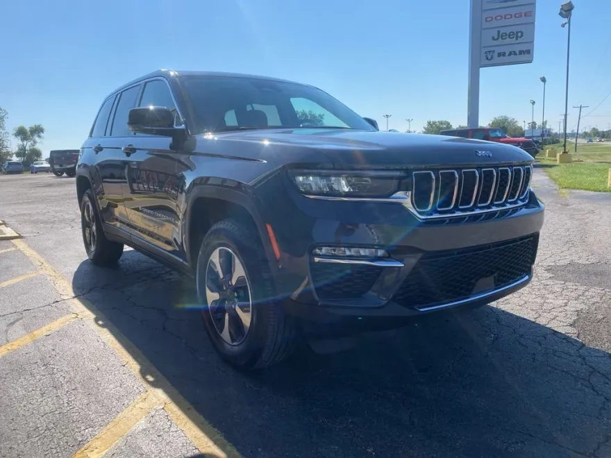 2023 Jeep Cherokee Base photo 1