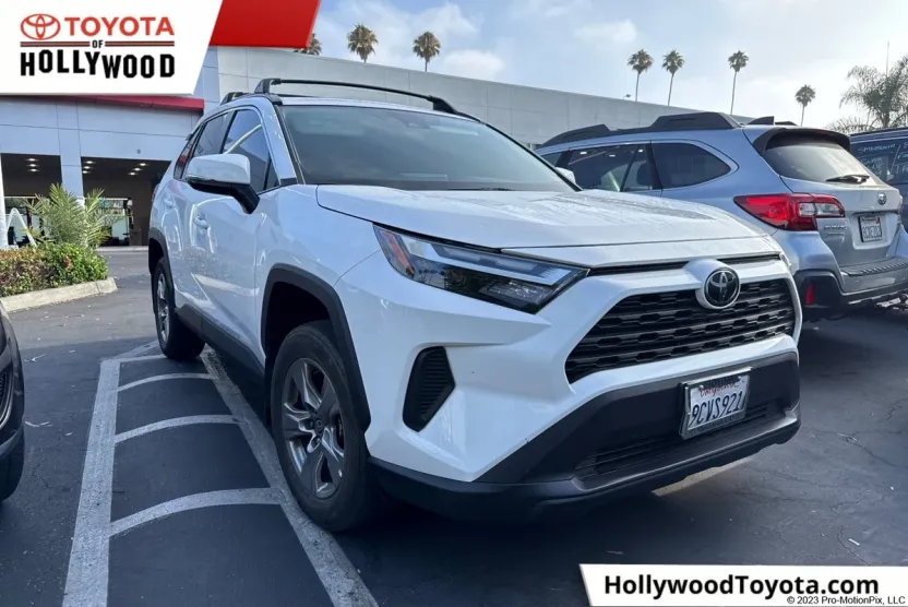 2022 Toyota RAV4 XLE photo 1