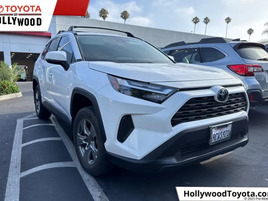 2022 Toyota RAV4 XLE photo 1