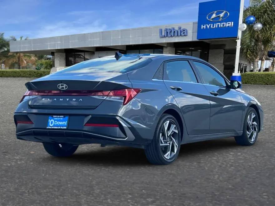 2025 Hyundai Elantra SEL Convenience photo 1
