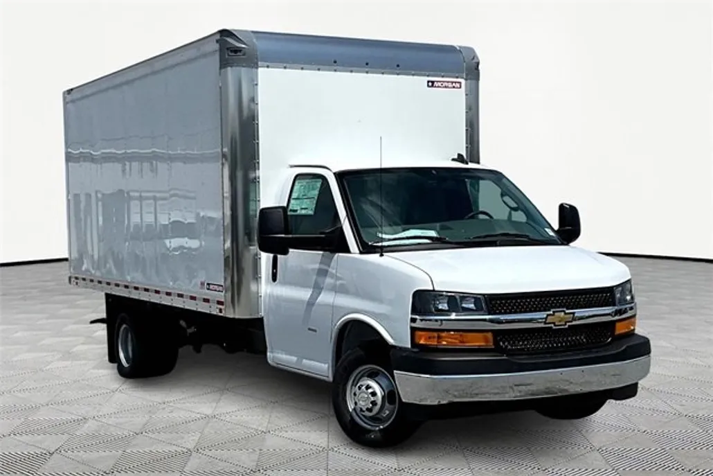 2025 Chevrolet Express Cutaway 3500 photo 1