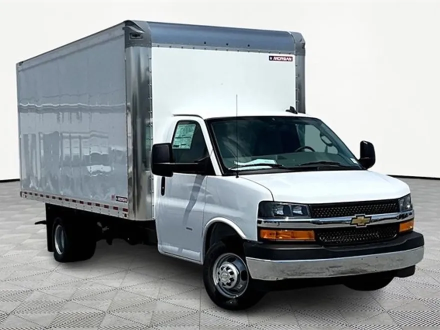 2025 Chevrolet Express Cutaway 3500 photo 1