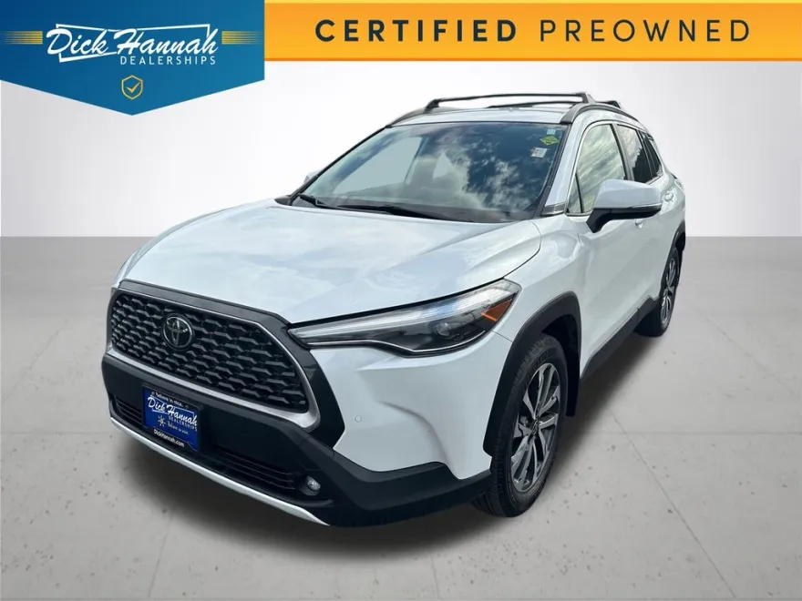 2022 Toyota Corolla Cross XLE photo 1