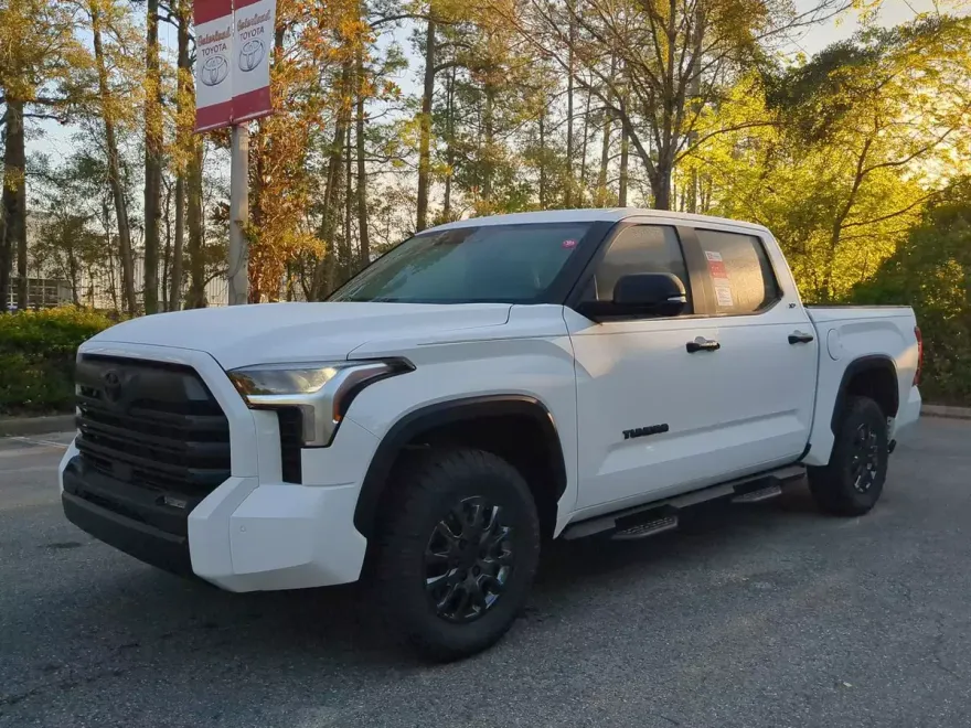 2025 Toyota Tundra SR5 CrewMax photo 1