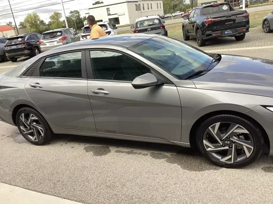 2024 Hyundai Elantra SEL photo 1
