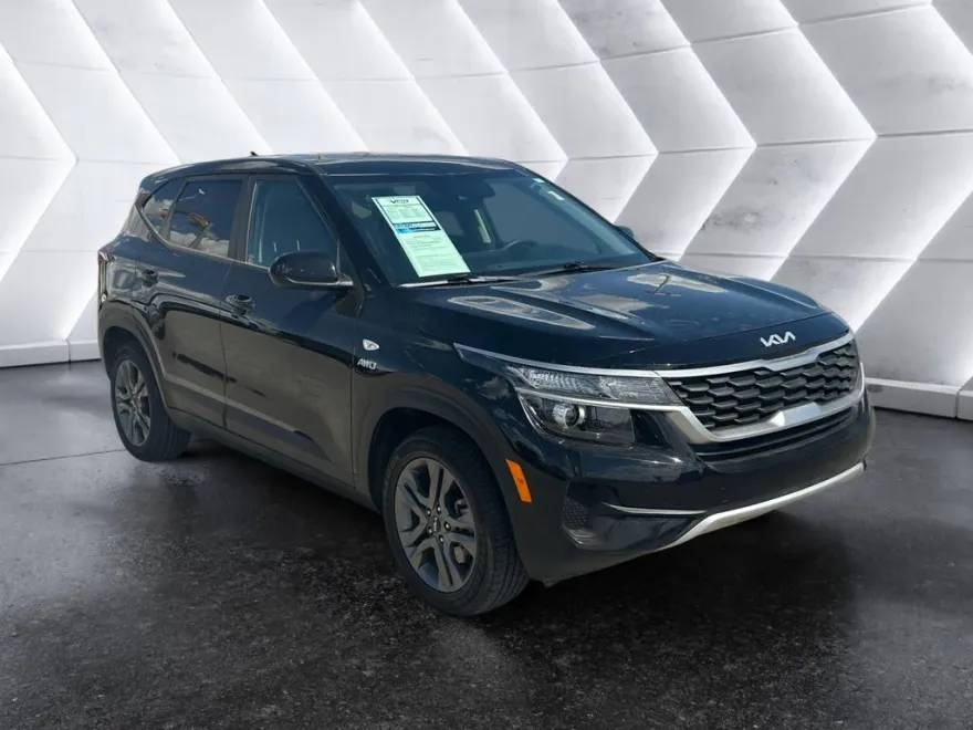 2023 Kia Seltos LX photo 1