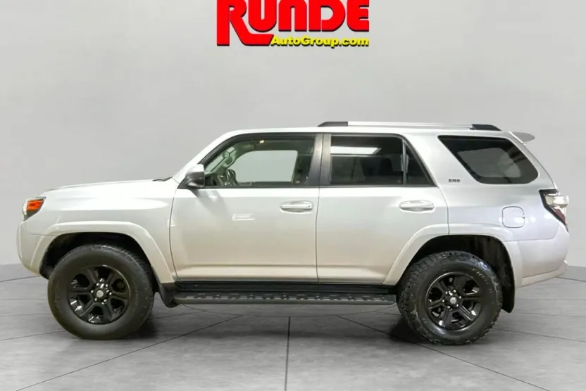 2019 Toyota 4Runner SR5 photo 1