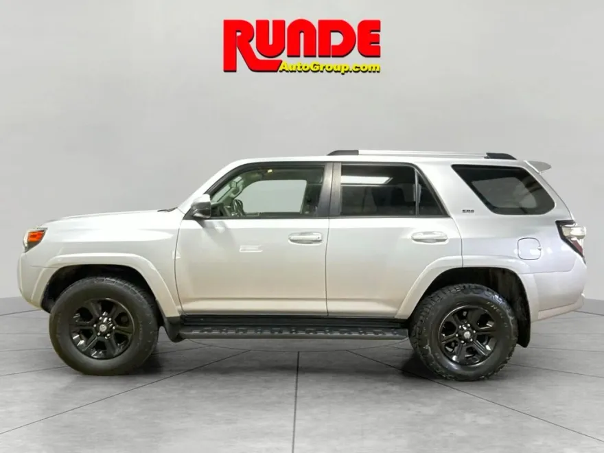 2019 Toyota 4Runner SR5 photo 1