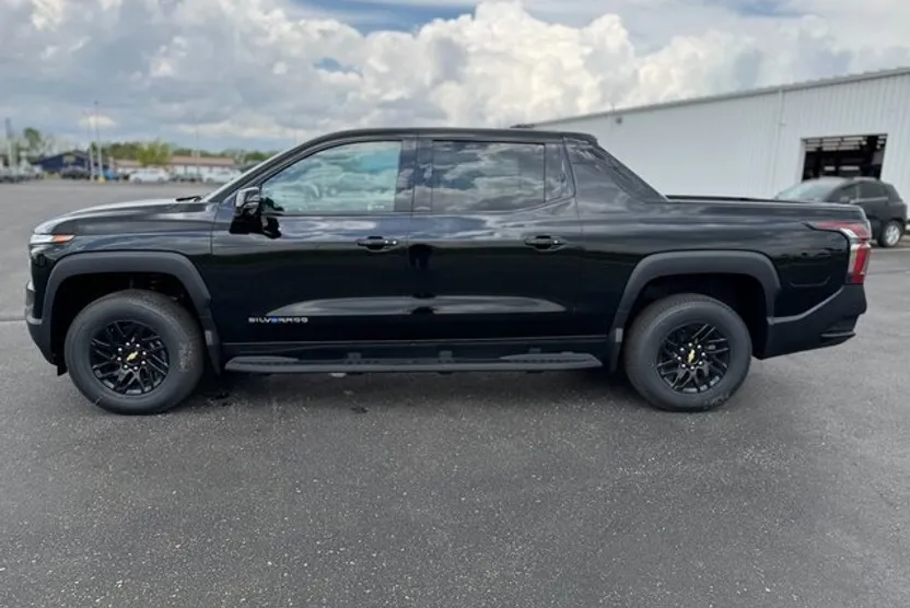 2025 Chevrolet Silverado EV LT photo 1