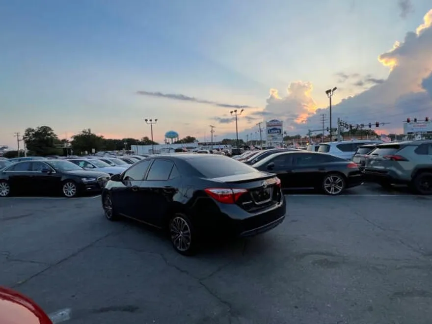 2015 Toyota Corolla Plus photo 1