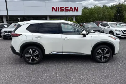 2022 Nissan Rogue Platinum photo 2