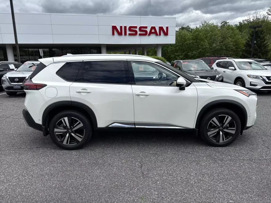 2022 Nissan Rogue Platinum photo 2