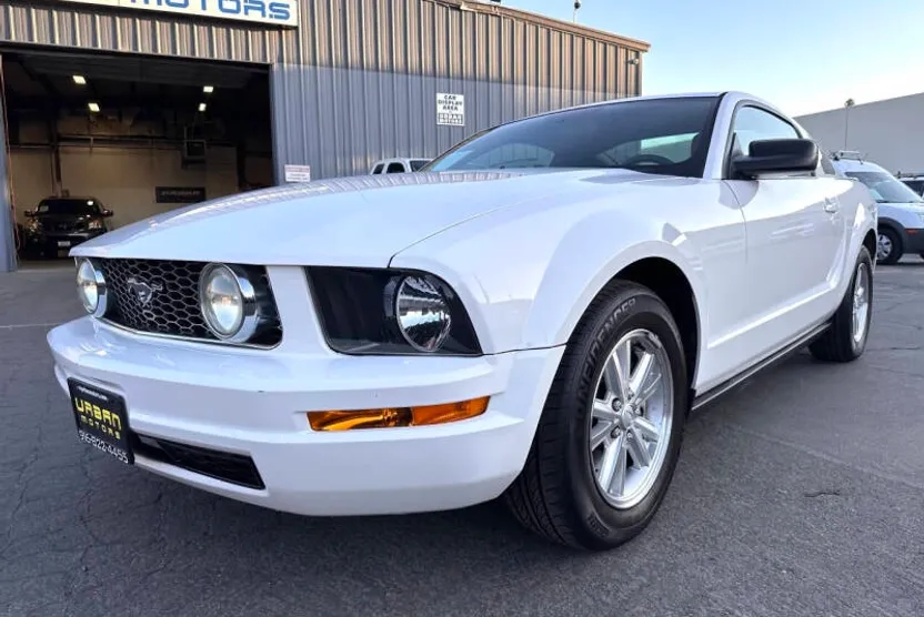2007 Ford Mustang V6 Deluxe photo 1