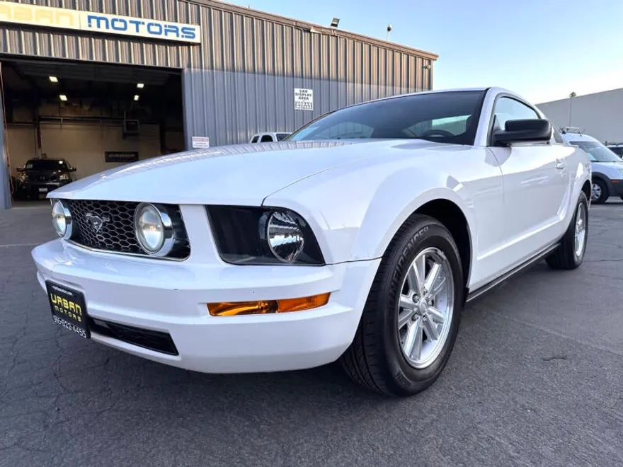 2007 Ford Mustang V6 Deluxe photo 1