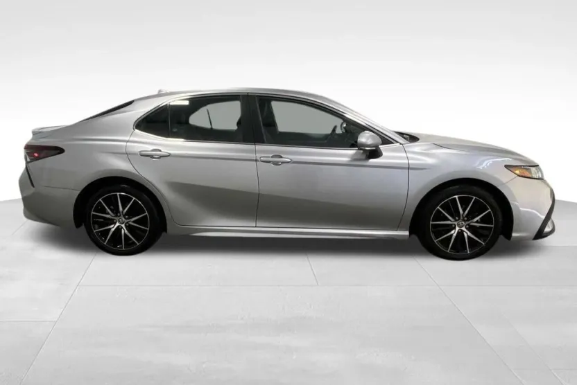 2024 Toyota Camry SE photo 1
