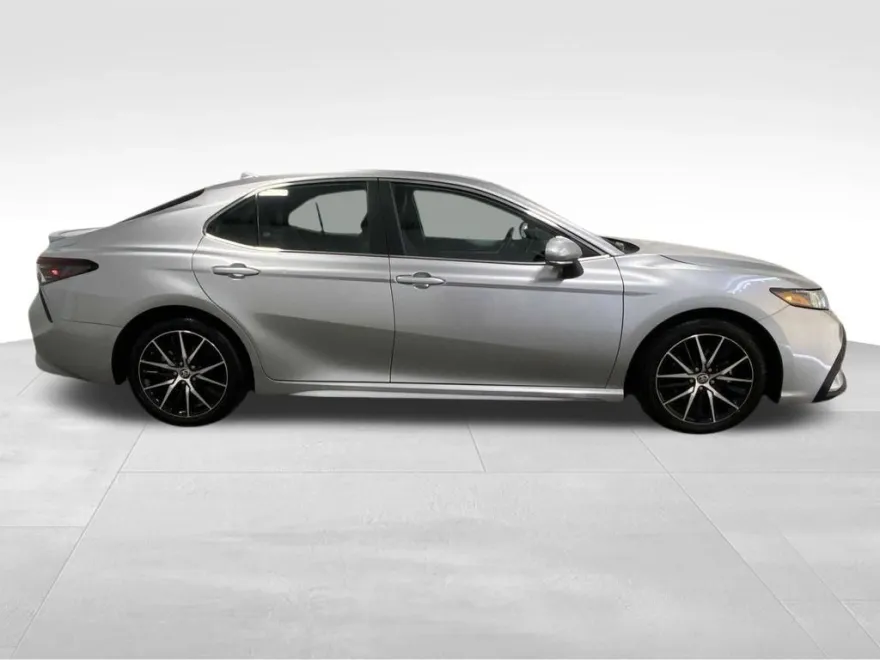 2024 Toyota Camry SE photo 1