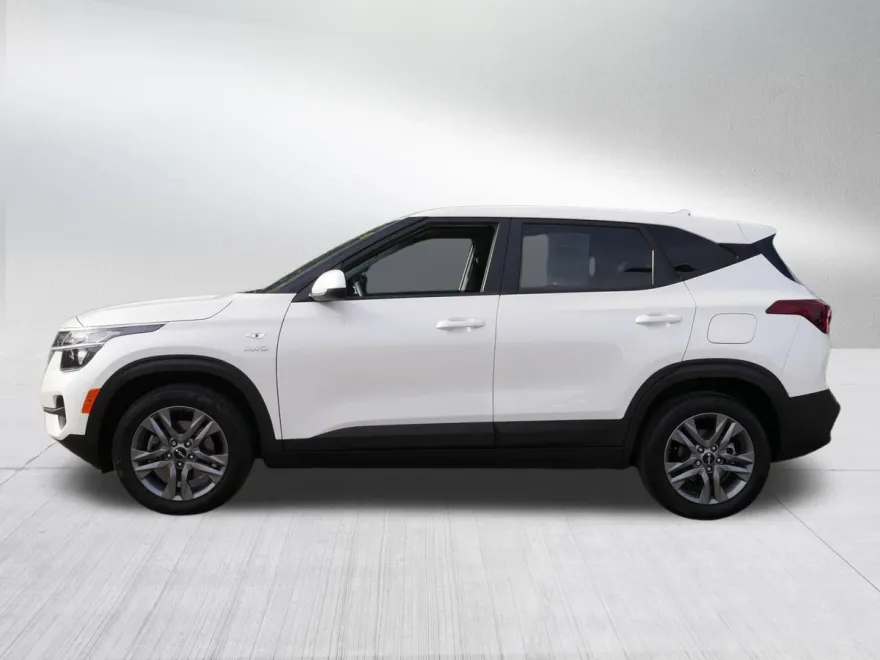 2023 Kia Seltos LX photo 1