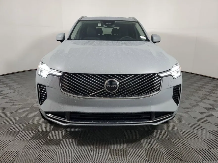 2025 Volvo XC90 Core photo 2